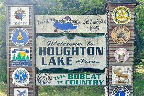 How Deep Is Houghton Lake