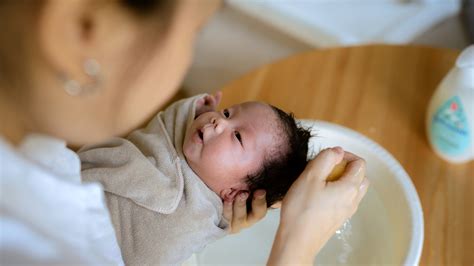 How To Newborn Bath
