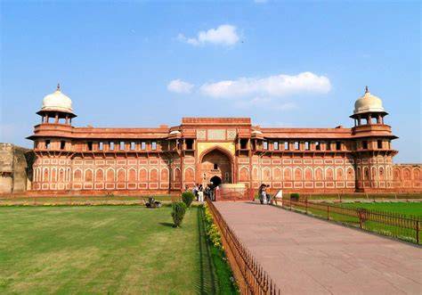 Who Built Agra Fort