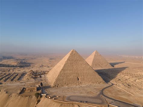 Who Built Pyramid Of Giza