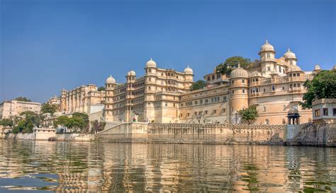 Who Built Udaipur City Palace