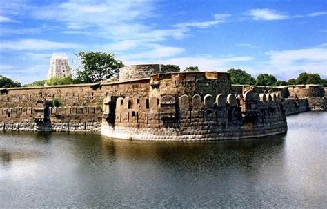 Who Built Vellore Fort