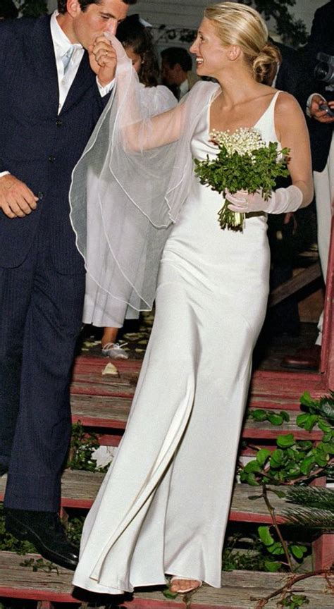 Who Designed Carolyn Bessette Wedding Dress