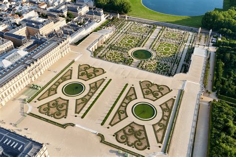 Who Designed Palace Of Versailles